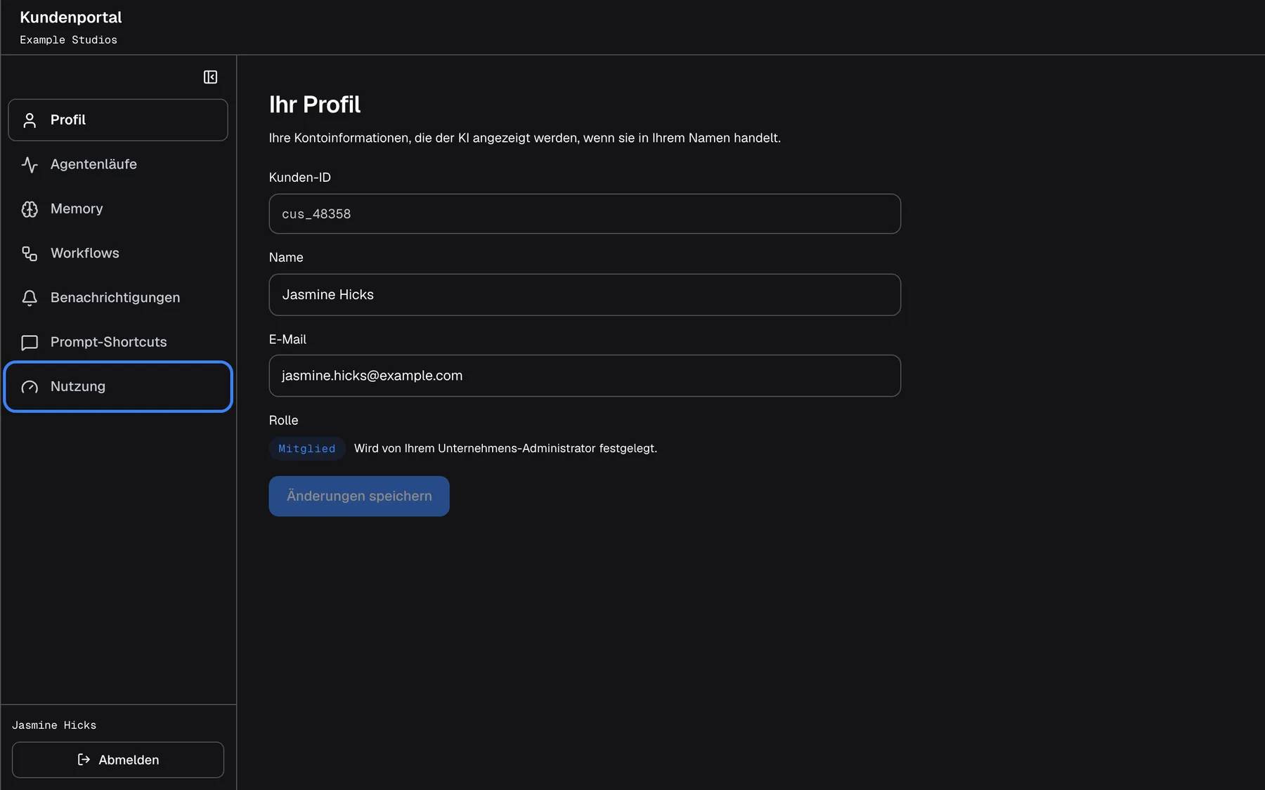 Das Kundenportal, direkt über einen Link geöffnet, als Mitglied Jasmine Hicks von „Example Studios“. Das Menü links ist kürzer: „Profil“, „Agentenläufe“, „Memory“, „Workflows“, „Benachrichtigungen“, „Prompt-Shortcuts“ und „Nutzung“, Letzteres hervorgehoben. Geöffnet ist „Ihr Profil“ mit der Kunden-ID „cus_48358“, Name und E-Mail und der Rolle „Mitglied“. Über einen Link geöffnet hat das Portal keine Schließen-Schaltfläche.
