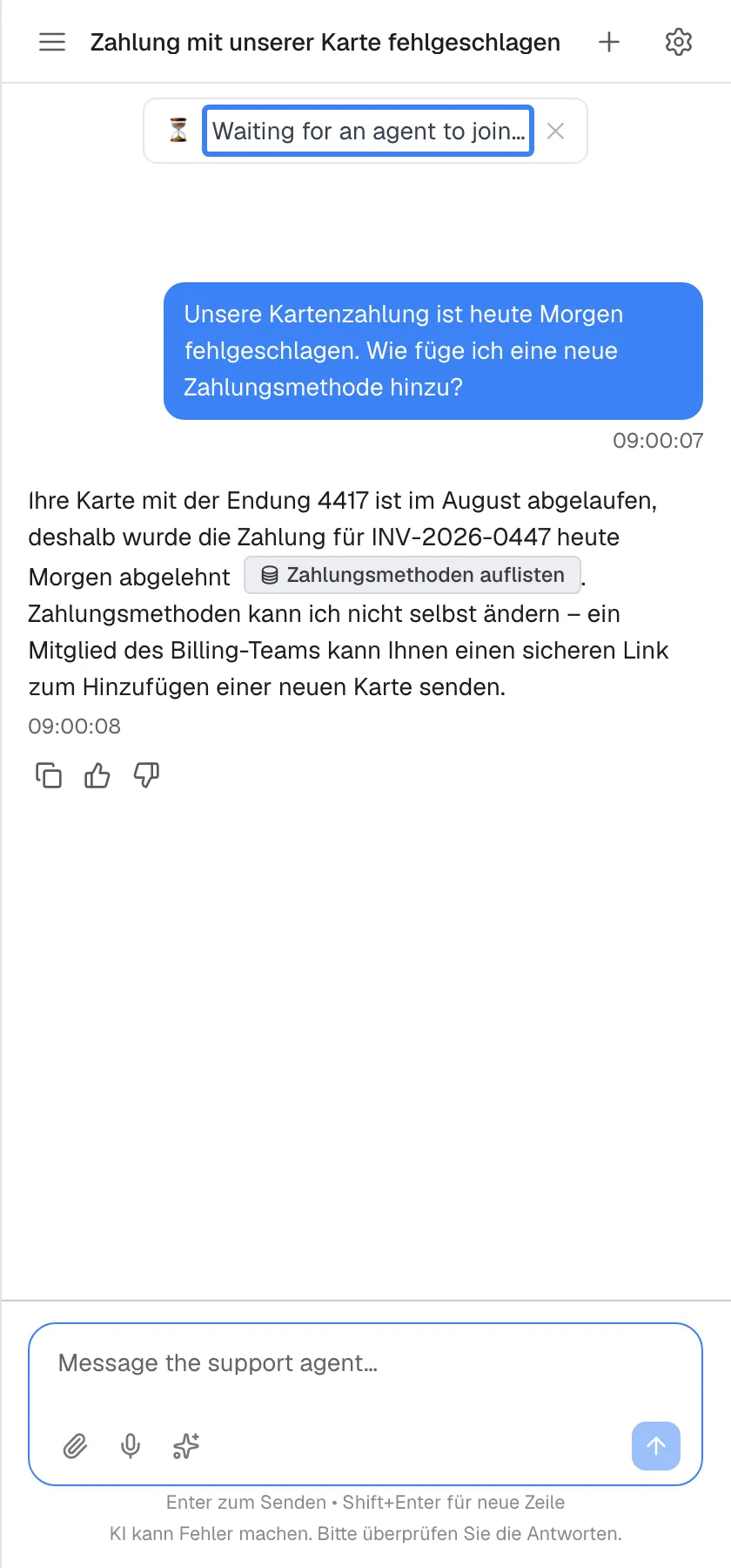 Nach „Mit Mitarbeiter verbinden“ steht oben im Chat ein Hinweis mit Sanduhr, „Waiting for an agent to join…“, hervorgehoben, mit einem X zum Schließen. Die Schaltfläche unter der Antwort ist verschwunden, und das Eingabefeld zeigt „Message the support agent…“: Was Sie jetzt tippen, geht an das Support-Team, nicht an den Assistenten. Hinweis und Platzhalter erscheinen auch in der deutschen Oberfläche auf Englisch.
