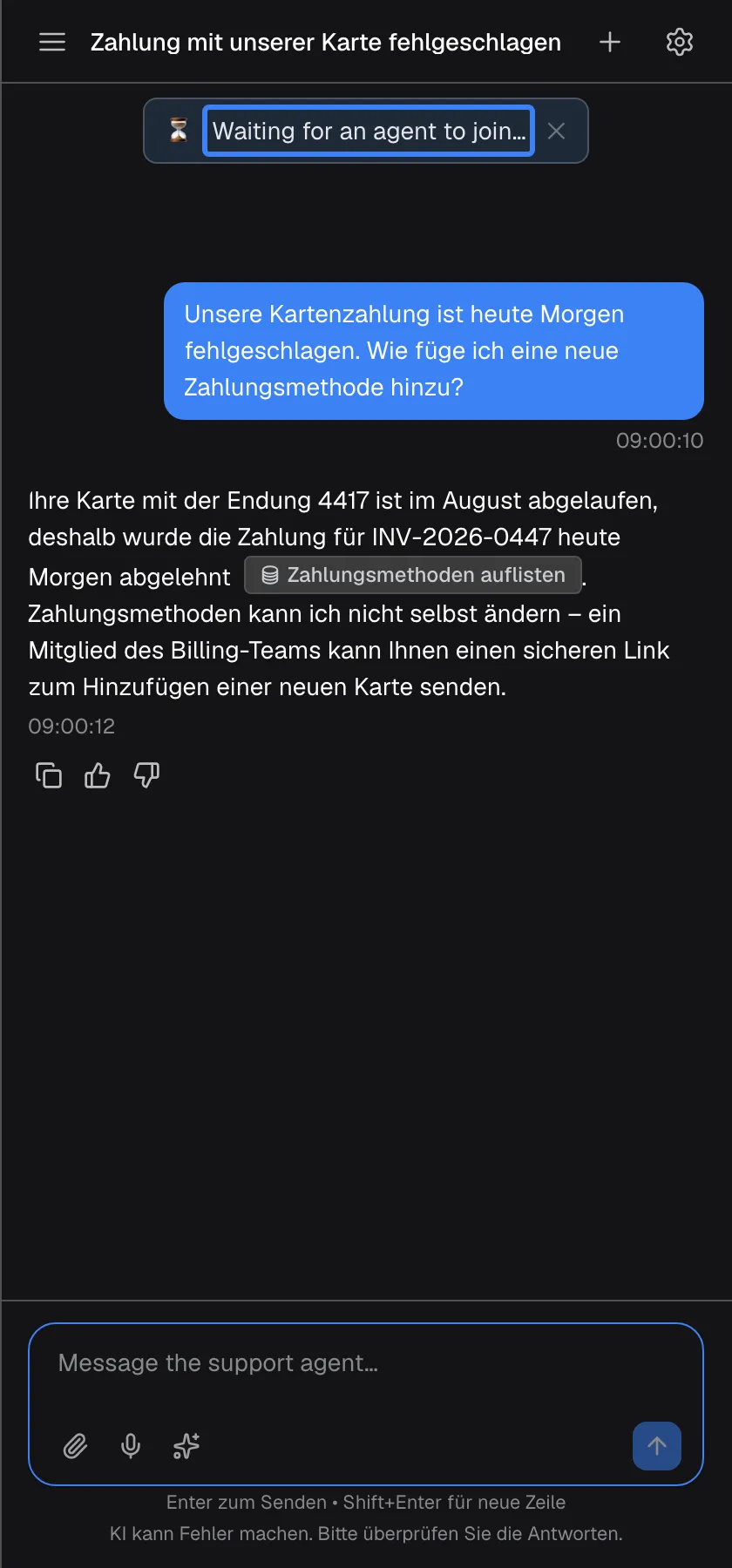 Nach „Mit Mitarbeiter verbinden“ steht oben im Chat ein Hinweis mit Sanduhr, „Waiting for an agent to join…“, hervorgehoben, mit einem X zum Schließen. Die Schaltfläche unter der Antwort ist verschwunden, und das Eingabefeld zeigt „Message the support agent…“: Was Sie jetzt tippen, geht an das Support-Team, nicht an den Assistenten. Hinweis und Platzhalter erscheinen auch in der deutschen Oberfläche auf Englisch.