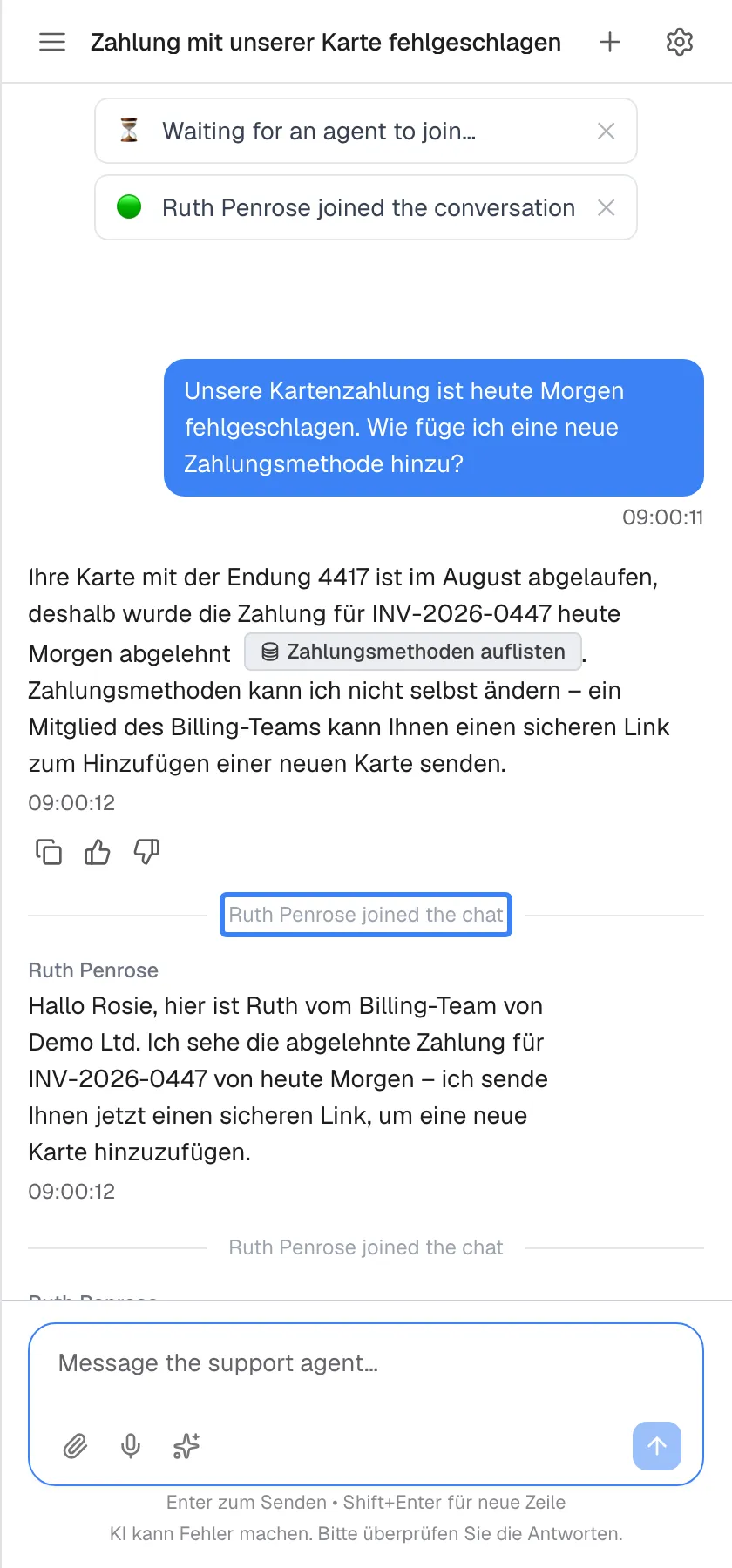 Die Support-Mitarbeiterin ist beigetreten. Ein grüner Hinweis oben meldet „Ruth Penrose joined the conversation“, und im Chat ist die Trennlinie „Ruth Penrose joined the chat“ hervorgehoben – beides auch auf Deutsch englisch. Darunter stehen Nachrichten mit dem Namen „Ruth Penrose“: „Hallo Rosie, hier ist Ruth vom Billing-Team von Demo Ltd …“ und „Der Link ist in Ihrem Posteingang …“. Ab jetzt schreiben Sie mit Ruth, bis sie die Sitzung beendet.