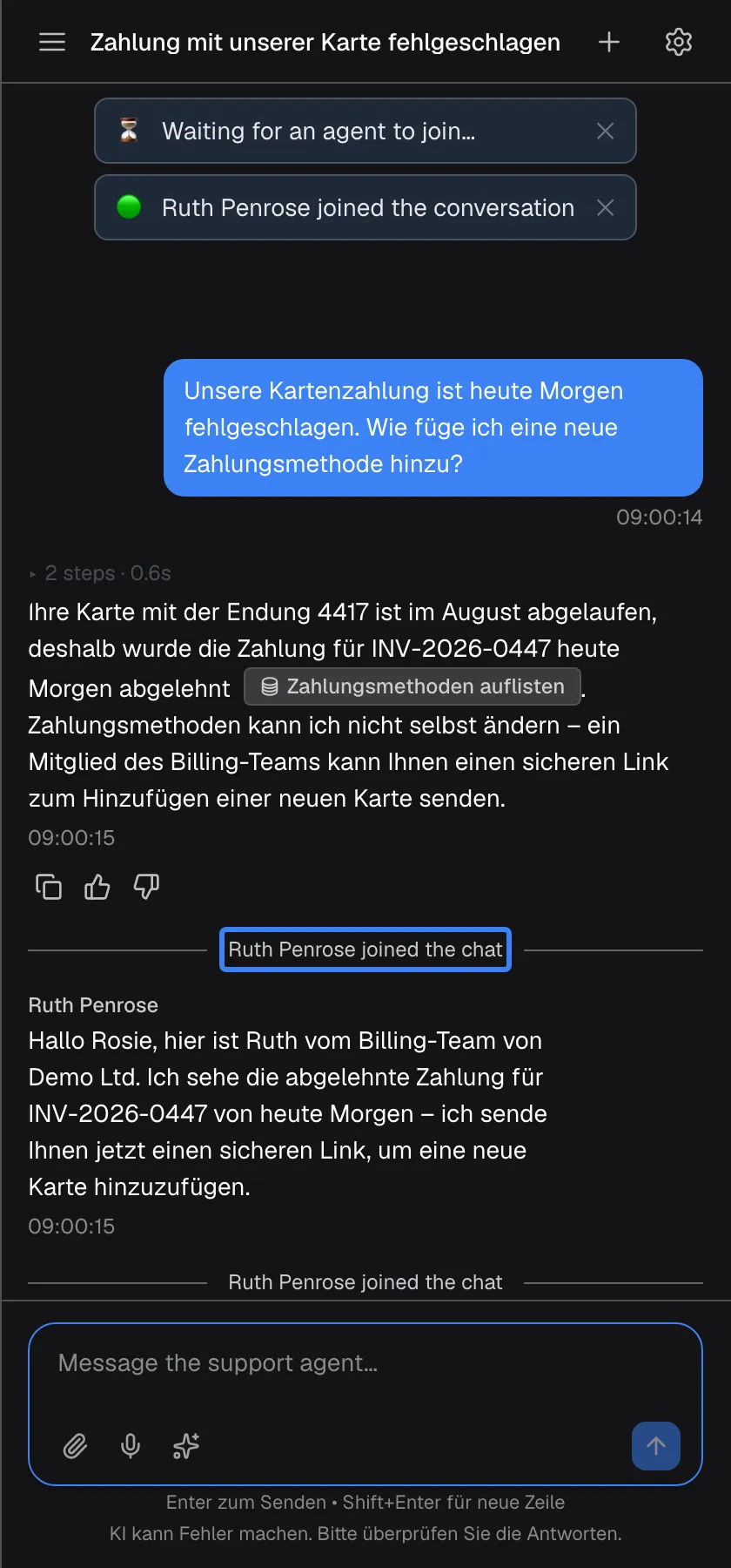 Die Support-Mitarbeiterin ist beigetreten. Ein grüner Hinweis oben meldet „Ruth Penrose joined the conversation“, und im Chat ist die Trennlinie „Ruth Penrose joined the chat“ hervorgehoben – beides auch auf Deutsch englisch. Darunter stehen Nachrichten mit dem Namen „Ruth Penrose“: „Hallo Rosie, hier ist Ruth vom Billing-Team von Demo Ltd …“ und „Der Link ist in Ihrem Posteingang …“. Ab jetzt schreiben Sie mit Ruth, bis sie die Sitzung beendet.