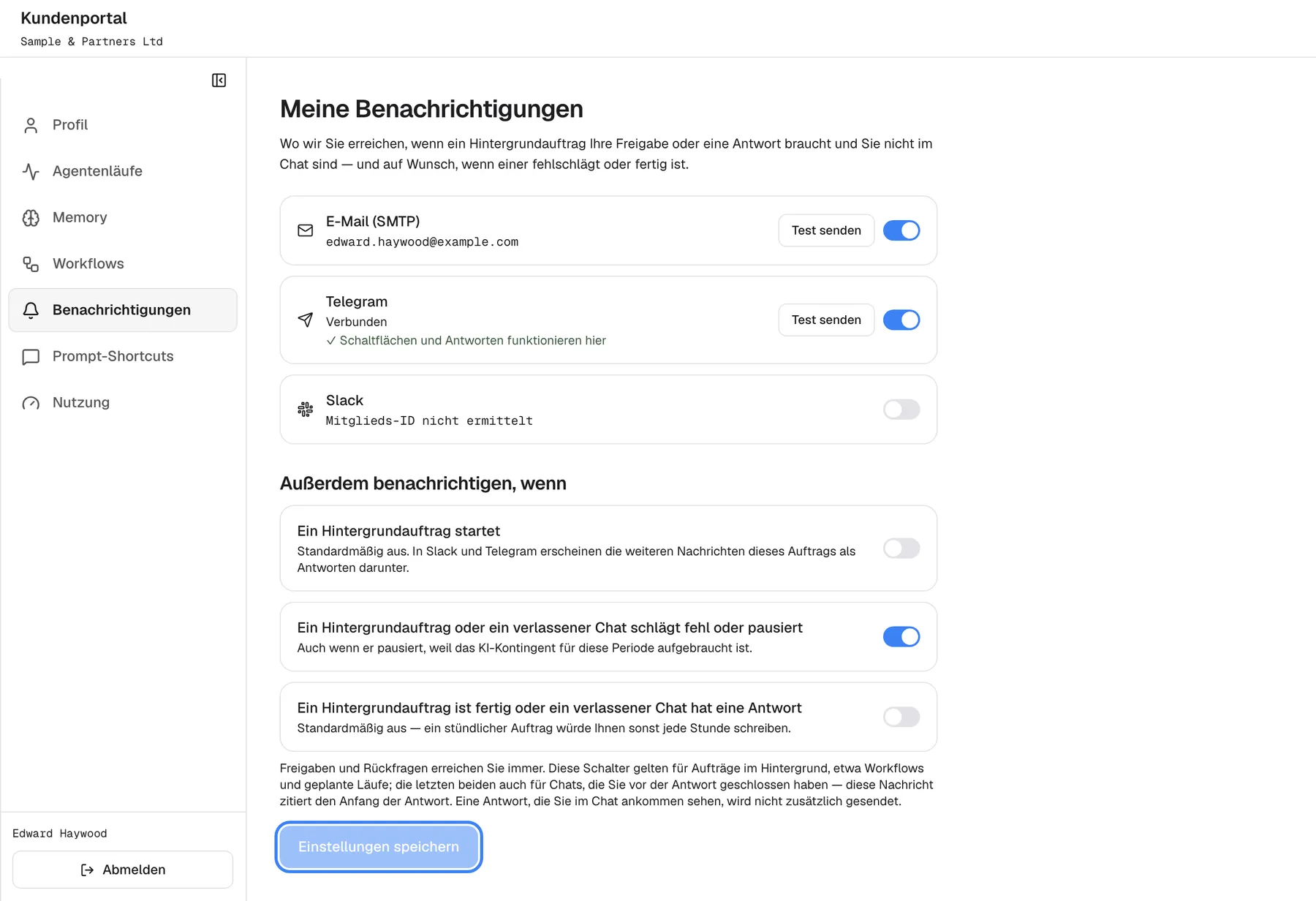 Die Seite Benachrichtigungen als Mitglied, das nur "Meine Benachrichtigungen" sieht: "Wo wir Sie erreichen, wenn ein Hintergrundauftrag Ihre Freigabe oder eine Antwort braucht und Sie nicht im Chat sind — und auf Wunsch, wenn einer fehlschlägt oder fertig ist." Drei Karten: "E-Mail (SMTP)" eingeschaltet mit "Test senden", "Telegram" mit "Verbunden", "✓ Schaltflächen und Antworten funktionieren hier" und "Test senden" sowie "Slack" ausgeschaltet. Unter "Außerdem benachrichtigen, wenn" ist nur "Ein Hintergrundauftrag oder ein verlassener Chat schlägt fehl oder pausiert" an. Die hervorgehobene Schaltfläche "Einstellungen speichern" unten wird aktiv, sobald sich ein Schalter ändert.