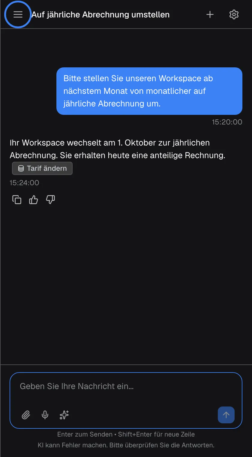 Ein früherer Chat, aus dem Verlauf wieder geöffnet, mit dem Titel „Auf jährliche Abrechnung umstellen“. Ihre Bitte, den Workspace von monatlicher auf jährliche Abrechnung umzustellen, steht in einer blauen Blase, und die frühere Antwort des Assistenten, „Ihr Workspace wechselt am 1. Oktober zur jährlichen Abrechnung. Sie erhalten heute eine anteilige Rechnung.“, erscheint mit Abzeichen und Bewertungssymbolen. Über das Eingabefeld führen Sie das Gespräch fort. Oben links ist das Menüsymbol „Chat-Verlauf öffnen“ hervorgehoben.
