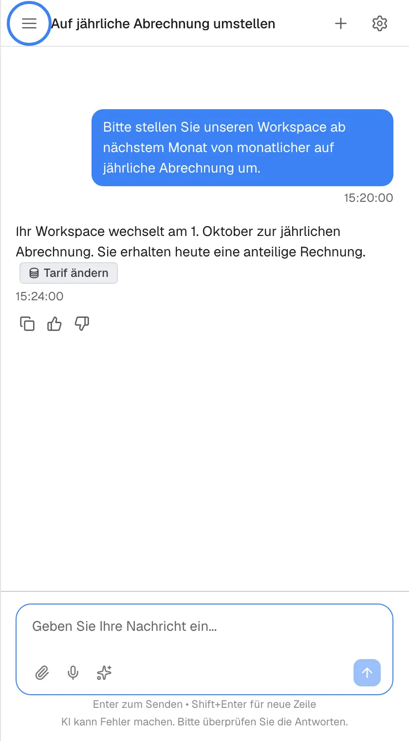 Ein früherer Chat, aus dem Verlauf wieder geöffnet, mit dem Titel „Auf jährliche Abrechnung umstellen“. Ihre Bitte, den Workspace von monatlicher auf jährliche Abrechnung umzustellen, steht in einer blauen Blase, und die frühere Antwort des Assistenten, „Ihr Workspace wechselt am 1. Oktober zur jährlichen Abrechnung. Sie erhalten heute eine anteilige Rechnung.“, erscheint mit Abzeichen und Bewertungssymbolen. Über das Eingabefeld führen Sie das Gespräch fort. Oben links ist das Menüsymbol „Chat-Verlauf öffnen“ hervorgehoben.