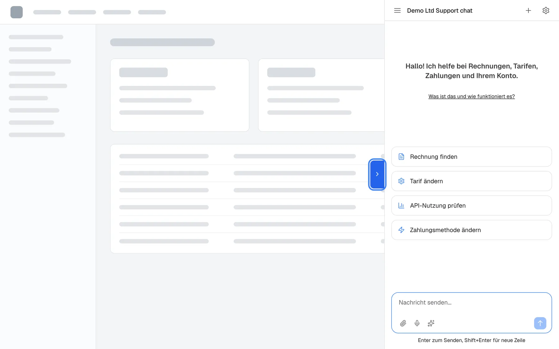 Die geöffnete Seitenleiste: Der Assistent füllt rechts einen Bereich in voller Höhe, mit dem Titel „Demo Ltd Support chat“, dem Willkommenstext, vier Schnellstart-Karten und dem Eingabefeld „Nachricht senden...“. Die blaue Lasche, hervorgehoben, sitzt jetzt am linken Rand des Bereichs, ihr Pfeil zeigt nach rechts. Ein erneuter Klick auf die Lasche schließt den Bereich.