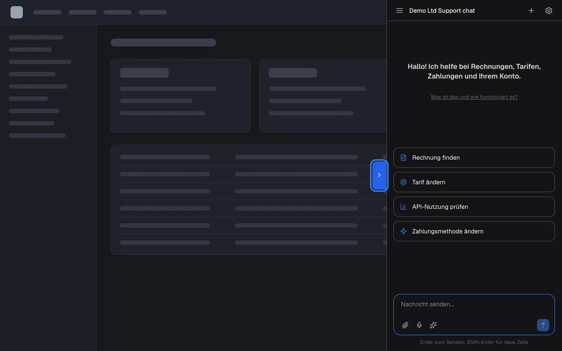 Die geöffnete Seitenleiste: Der Assistent füllt rechts einen Bereich in voller Höhe, mit dem Titel „Demo Ltd Support chat“, dem Willkommenstext, vier Schnellstart-Karten und dem Eingabefeld „Nachricht senden...“. Die blaue Lasche, hervorgehoben, sitzt jetzt am linken Rand des Bereichs, ihr Pfeil zeigt nach rechts. Ein erneuter Klick auf die Lasche schließt den Bereich.