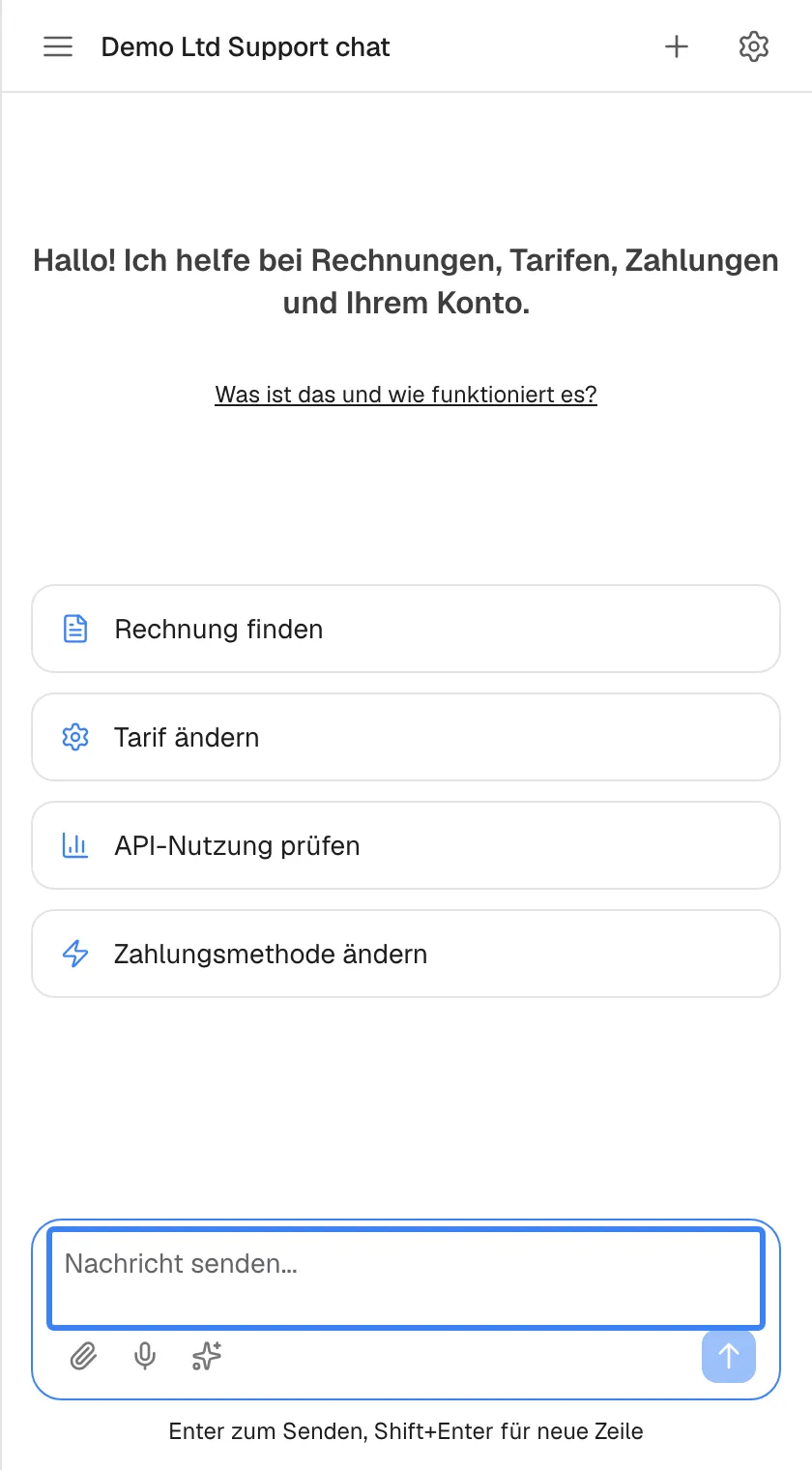 Direkt nach dem Erstellen des Kontos lädt die Seite neu als Assistent, bereits angemeldet. Sie zeigt den Titel „Demo Ltd Support chat“ mit Menü, Plus und Zahnrad, den Willkommenstext „Hallo! Ich helfe bei Rechnungen, Tarifen, Zahlungen und Ihrem Konto.“, den Link „Was ist das und wie funktioniert es?“, vier Schnellstart-Karten und das Eingabefeld „Nachricht senden...“, hervorgehoben, bereit für die erste Frage.
