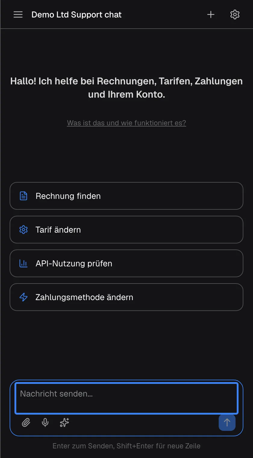 Direkt nach dem Erstellen des Kontos lädt die Seite neu als Assistent, bereits angemeldet. Sie zeigt den Titel „Demo Ltd Support chat“ mit Menü, Plus und Zahnrad, den Willkommenstext „Hallo! Ich helfe bei Rechnungen, Tarifen, Zahlungen und Ihrem Konto.“, den Link „Was ist das und wie funktioniert es?“, vier Schnellstart-Karten und das Eingabefeld „Nachricht senden...“, hervorgehoben, bereit für die erste Frage.