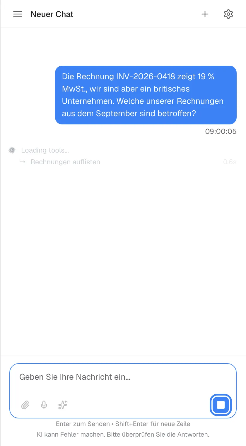 Der Chat direkt nach dem Senden: Der Titel lautet „Neuer Chat“, Ihre Frage zur Rechnung INV-2026-0418 steht in einer blauen Blase, und darunter zeigen blasse Fortschrittszeilen, was der Assistent gerade tut – die englische Zeile „Loading tools...“ und den Schritt „Rechnungen auflisten“. Im Eingabefeld ist die Senden-Schaltfläche zu einer blauen quadratischen Stopp-Schaltfläche geworden, „Generierung stoppen“, hervorgehoben. Ein Klick darauf oder Esc beendet die Antwort und behält das bisher Geschriebene.