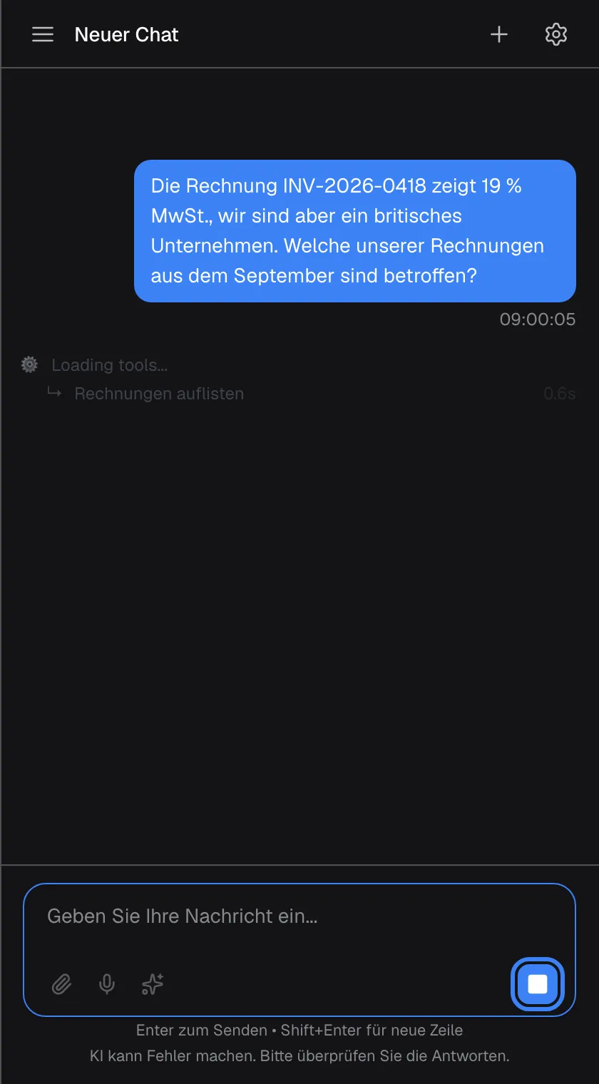 Der Chat direkt nach dem Senden: Der Titel lautet „Neuer Chat“, Ihre Frage zur Rechnung INV-2026-0418 steht in einer blauen Blase, und darunter zeigen blasse Fortschrittszeilen, was der Assistent gerade tut – die englische Zeile „Loading tools...“ und den Schritt „Rechnungen auflisten“. Im Eingabefeld ist die Senden-Schaltfläche zu einer blauen quadratischen Stopp-Schaltfläche geworden, „Generierung stoppen“, hervorgehoben. Ein Klick darauf oder Esc beendet die Antwort und behält das bisher Geschriebene.