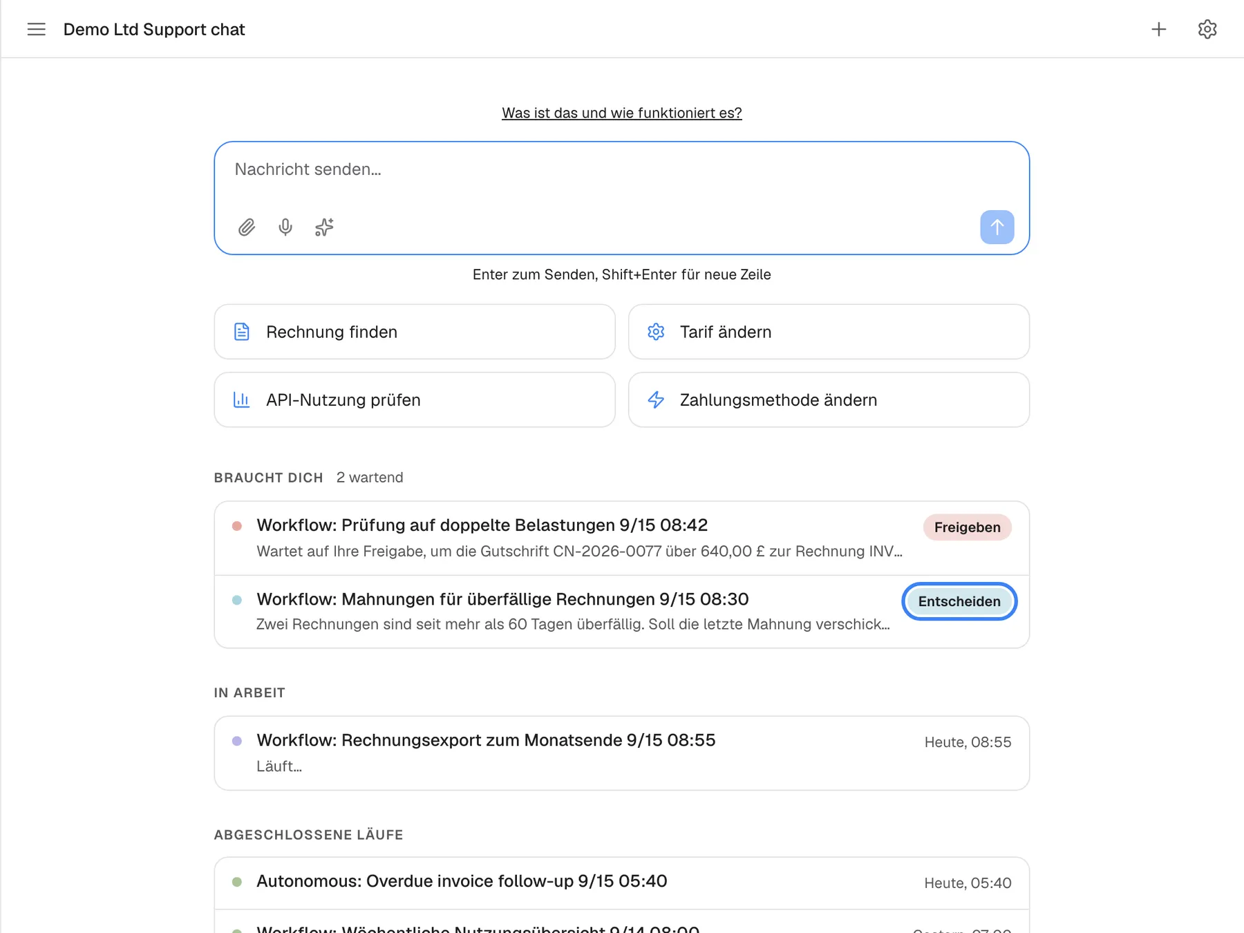 Der Startbildschirm eines breiten Assistentenfensters. Unter dem Eingabefeld und den vier Schnellstart-Karten steht die Aktivität der Läufe, die der Assistent im Hintergrund für Sie erledigt. „BRAUCHT DICH“ mit „2 wartend“ listet „Workflow: Prüfung auf doppelte Belastungen 9/15 08:42“ mit „Freigeben“ und „Workflow: Mahnungen für überfällige Rechnungen 9/15 08:30“ mit „Entscheiden“, hervorgehoben, das den Lauf im Kundenportal öffnet. „IN ARBEIT“ zeigt „Workflow: Rechnungsexport zum Monatsende 9/15 08:55“, „Läuft…“, und „ABGESCHLOSSENE LÄUFE“ beginnt mit „Autonomous: Overdue invoice follow-up 9/15 05:40“. Unterhaltungen im Chat erscheinen hier nicht, nur Läufe, die ein Zeitplan, „Jetzt ausführen“ oder ein Webhook gestartet hat.