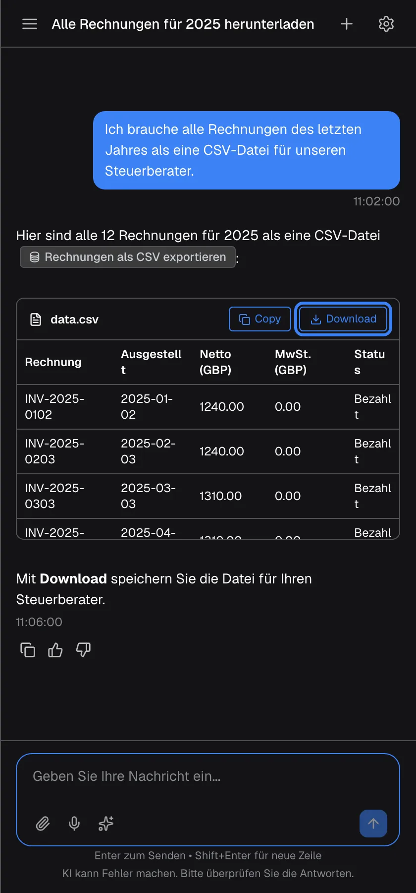 Ein früherer Chat mit dem Titel „Alle Rechnungen für 2025 herunterladen“. Die Antwort enthält eine Dateikarte „data.csv“ mit einer Vorschau der Zeilen (Rechnungsnummer, Ausstellungsdatum, Netto und MwSt. in GBP, Status „Bezahlt“) und zwei Schaltflächen, „Copy“ und „Download“, Letztere hervorgehoben – beide auch in der deutschen Oberfläche auf Englisch. „Download“ speichert die ganze Datei; „Copy“ kopiert ihren Text und zeigt kurz „Copied!“.