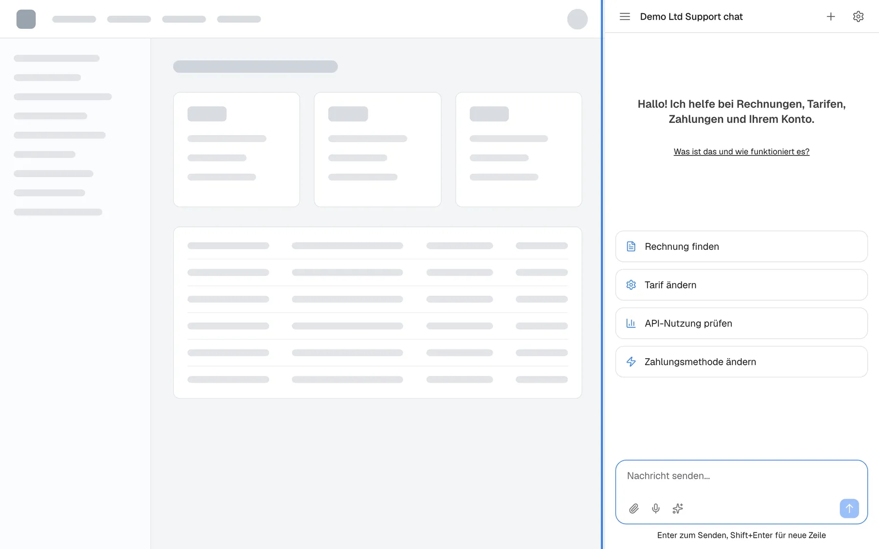 Das Produkt des Anbieters mit dem Assistenten als festem Bereich: Der Seiteninhalt ist nach links gerückt, und der Assistent, hervorgehoben, ist dauerhaft in einem Bereich am rechten Rand geöffnet, mit dem Titel „Demo Ltd Support chat“, dem Willkommenstext, vier Schnellstart-Karten und dem Eingabefeld „Nachricht senden...“. Eine Schaltfläche oder Lasche zum Schließen gibt es nicht; durch Ziehen am linken Rand wird der Bereich breiter oder schmaler.