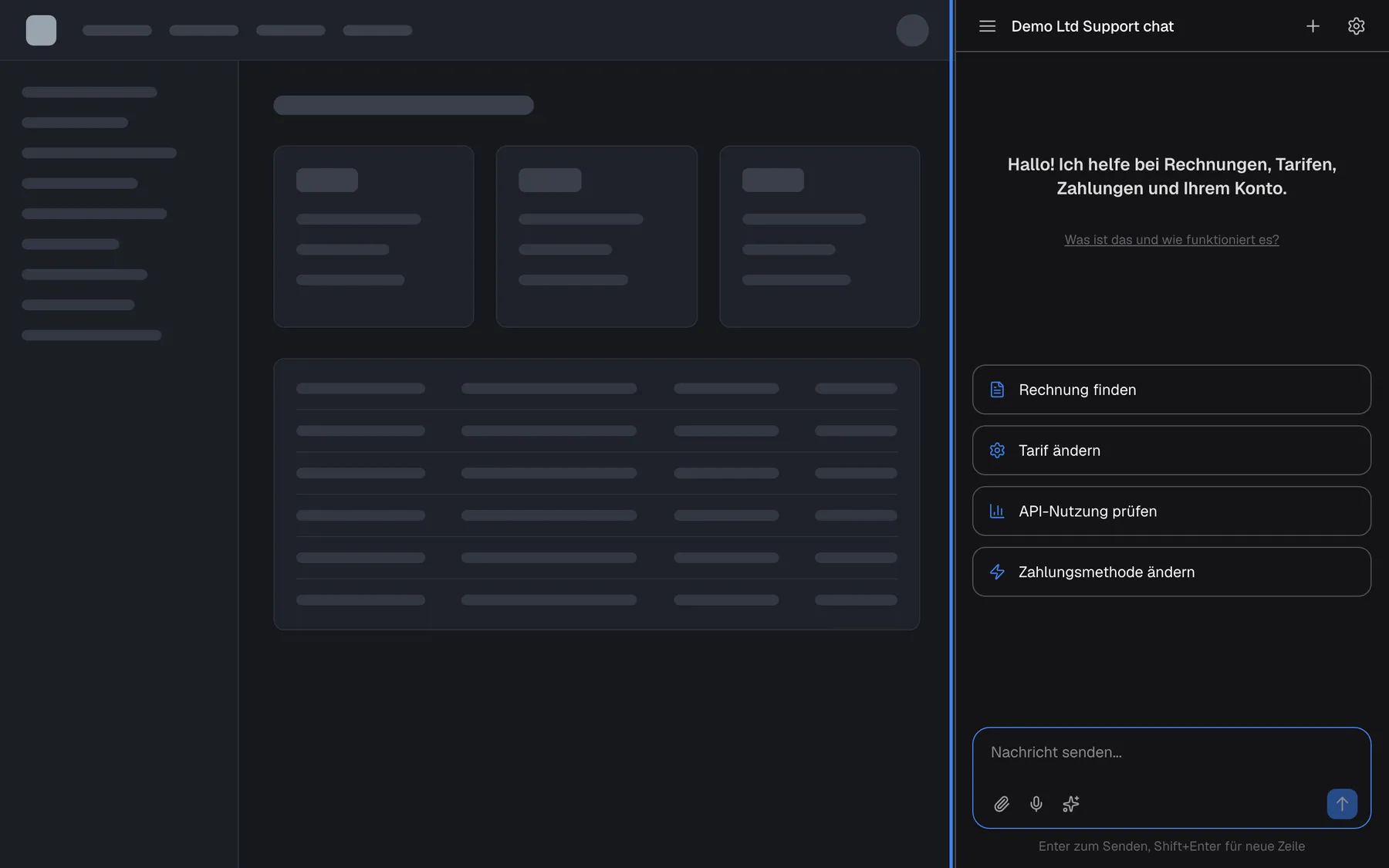 Das Produkt des Anbieters mit dem Assistenten als festem Bereich: Der Seiteninhalt ist nach links gerückt, und der Assistent, hervorgehoben, ist dauerhaft in einem Bereich am rechten Rand geöffnet, mit dem Titel „Demo Ltd Support chat“, dem Willkommenstext, vier Schnellstart-Karten und dem Eingabefeld „Nachricht senden...“. Eine Schaltfläche oder Lasche zum Schließen gibt es nicht; durch Ziehen am linken Rand wird der Bereich breiter oder schmaler.