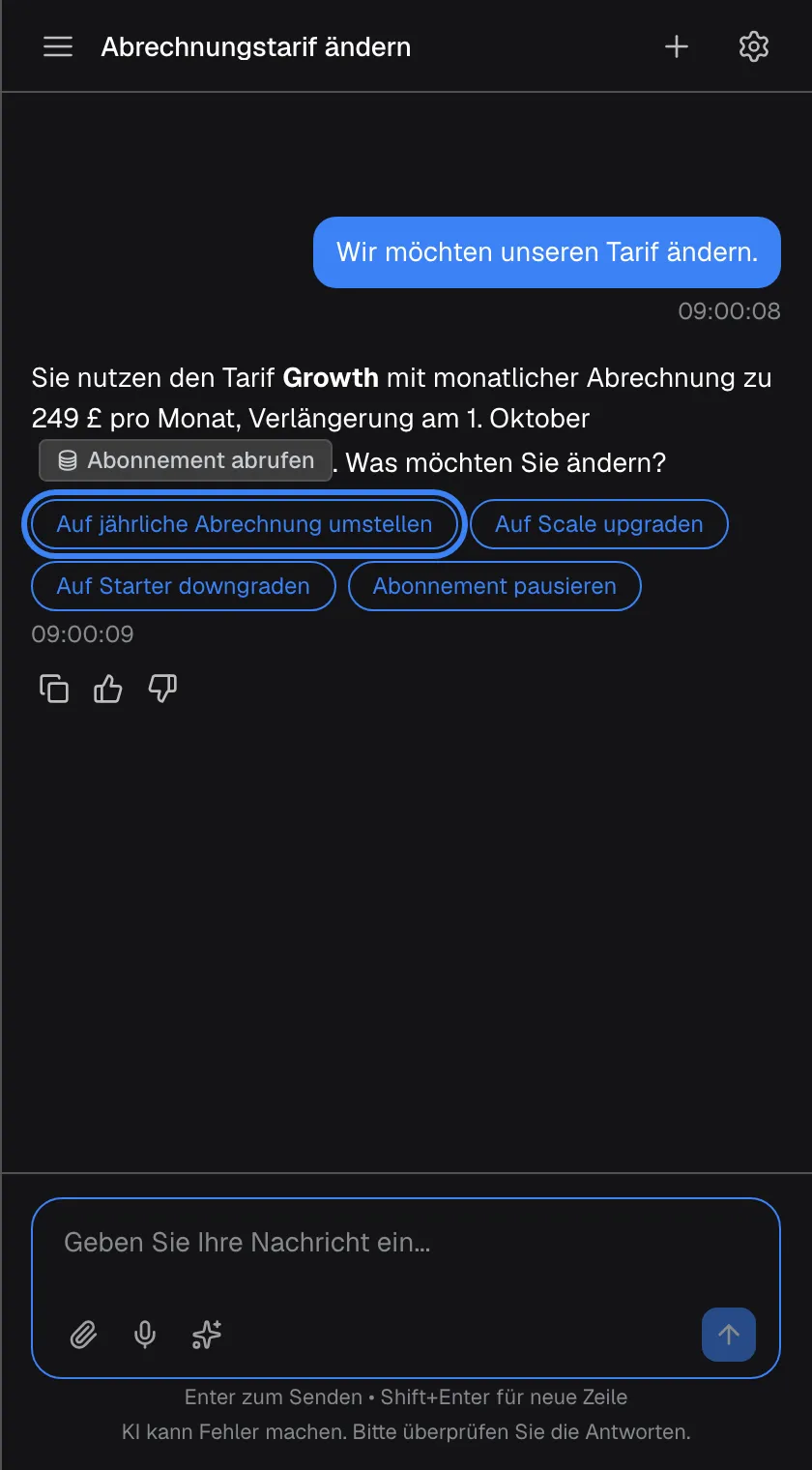 Ein Chat mit dem Titel „Abrechnungstarif ändern“. Auf Ihre Nachricht „Wir möchten unseren Tarif ändern.“ antwortet der Assistent, dass Sie den Tarif Growth mit monatlicher Abrechnung zu 249 £ nutzen, Verlängerung am 1. Oktober, mit dem grauen Abzeichen „Abonnement abrufen“, und fragt, was Sie ändern möchten. Es folgen vier abgerundete Antwortoptionen: „Auf jährliche Abrechnung umstellen“, hervorgehoben, „Auf Scale upgraden“, „Auf Starter downgraden“ und „Abonnement pausieren“. Darunter liegen die Symbole zum Kopieren, Daumen hoch und Daumen runter.