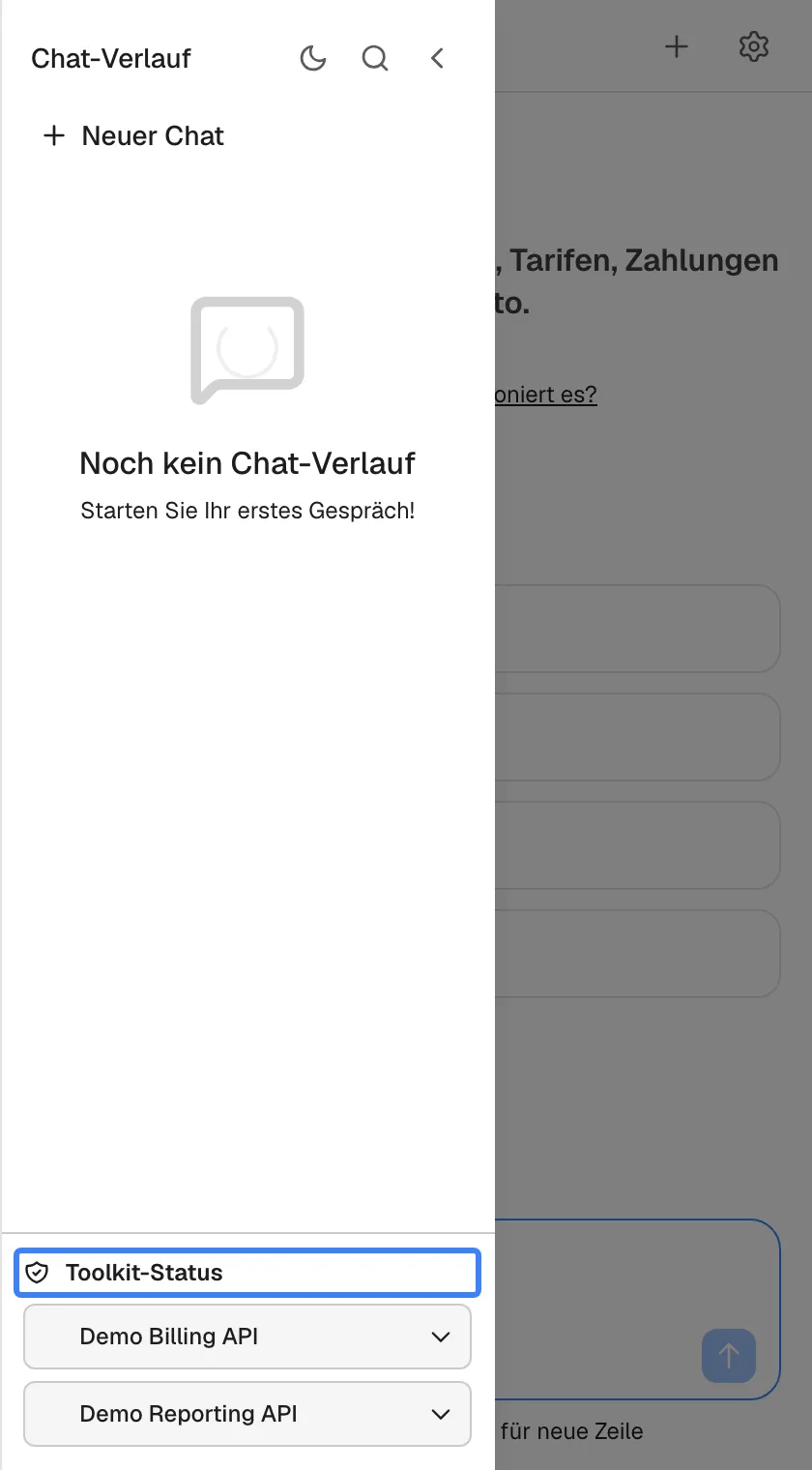 Die Seitenleiste des Chatverlaufs, geöffnet über das Menüsymbol, nachdem beide Dienste übersprungen wurden. Unten liegt ein Bereich mit dem Titel „Toolkit-Status“, hervorgehoben, mit je einer Zeile pro verbundenem Dienst, „Demo Billing API“ und „Demo Reporting API“, jede mit einem Pfeil zum Aufklappen. Darüber steht „Noch kein Chat-Verlauf“. Eine aufgeklappte Zeile bietet „Authentifizieren“, um den Bildschirm für Zugangsdaten erneut zu öffnen, oder „Abmelden“, um früher gespeicherte Angaben zu entfernen.