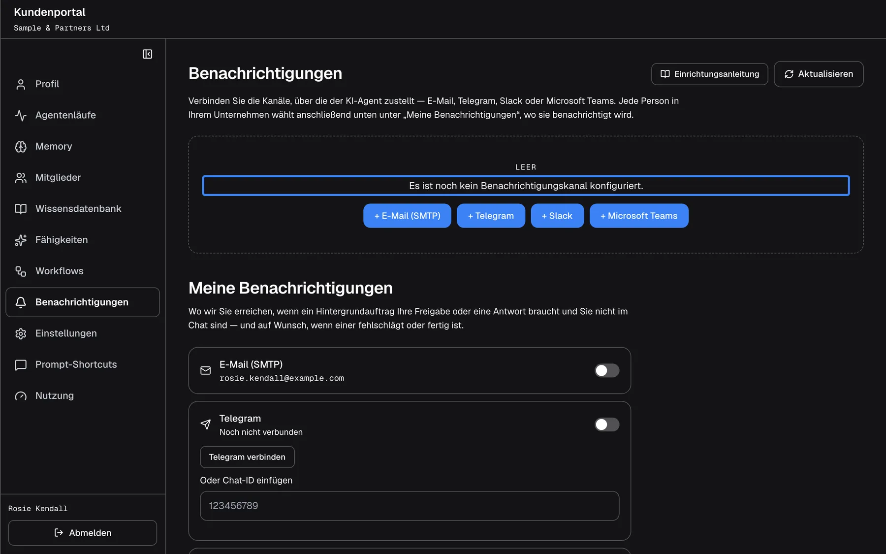 Die Seite Benachrichtigungen im Kundenportal als Kunden-Admin eines Unternehmens ohne eigenen Kanal. In einem gestrichelten Feld mit der Beschriftung "Leer" steht der hervorgehobene Text "Es ist noch kein Benachrichtigungskanal konfiguriert." mit vier Schaltflächen "+ E-Mail (SMTP)", "+ Telegram", "+ Slack" und "+ Microsoft Teams". Oben rechts stehen "Einrichtungsanleitung" und "Aktualisieren". Ohne eigene Kanäle gehen die Benachrichtigungen über die Kanäle des Anbieters, daher bietet "Meine Benachrichtigungen" darunter trotzdem eine Auswahl.