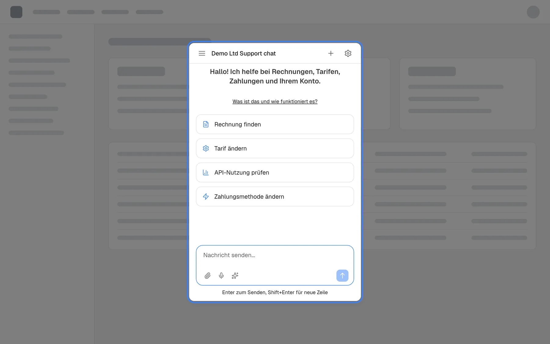 Das Produkt des Anbieters mit dem Assistenten als zentriertem Fenster, hervorgehoben, über einer abgedunkelten Seite. Das Fenster zeigt den Titel „Demo Ltd Support chat“, den Willkommenstext, den Link „Was ist das und wie funktioniert es?“, vier Schnellstart-Karten und das Eingabefeld „Nachricht senden...“. Ein Klick auf den abgedunkelten Bereich um das Fenster schließt es.