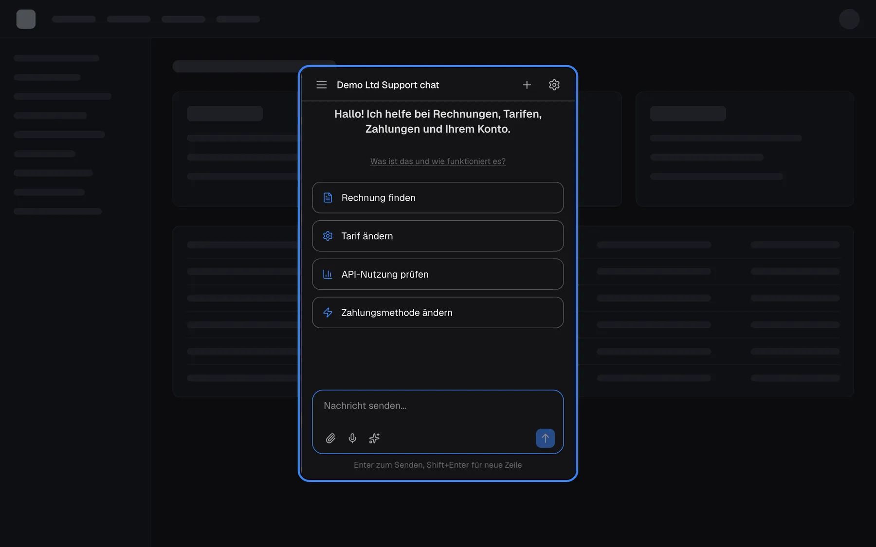Das Produkt des Anbieters mit dem Assistenten als zentriertem Fenster, hervorgehoben, über einer abgedunkelten Seite. Das Fenster zeigt den Titel „Demo Ltd Support chat“, den Willkommenstext, den Link „Was ist das und wie funktioniert es?“, vier Schnellstart-Karten und das Eingabefeld „Nachricht senden...“. Ein Klick auf den abgedunkelten Bereich um das Fenster schließt es.