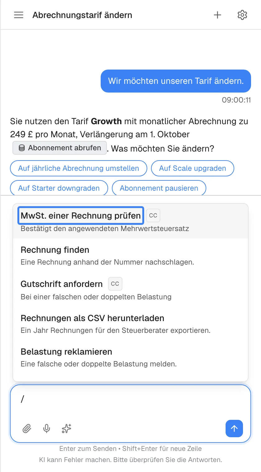 Derselbe Chat mit „/“ im Eingabefeld. Über dem Feld hat sich eine Liste mit Prompt-Shortcuts geöffnet, jeweils mit Namen und kurzer Beschreibung. Shortcuts, die Ihr Unternehmen angelegt hat, tragen ein kleines Abzeichen „CC“, etwa „MwSt. einer Rechnung prüfen“, hervorgehoben, und „Gutschrift anfordern“; die anderen stammen von Ihrem Anbieter, etwa „Rechnung finden“. Mit den Pfeiltasten und Enter oder per Klick übernehmen Sie den Text eines Shortcuts ins Feld; gesendet wird er erst, wenn Sie ihn abschicken.