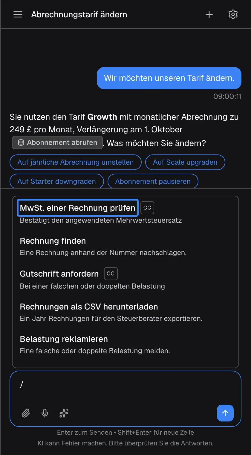 Derselbe Chat mit „/“ im Eingabefeld. Über dem Feld hat sich eine Liste mit Prompt-Shortcuts geöffnet, jeweils mit Namen und kurzer Beschreibung. Shortcuts, die Ihr Unternehmen angelegt hat, tragen ein kleines Abzeichen „CC“, etwa „MwSt. einer Rechnung prüfen“, hervorgehoben, und „Gutschrift anfordern“; die anderen stammen von Ihrem Anbieter, etwa „Rechnung finden“. Mit den Pfeiltasten und Enter oder per Klick übernehmen Sie den Text eines Shortcuts ins Feld; gesendet wird er erst, wenn Sie ihn abschicken.