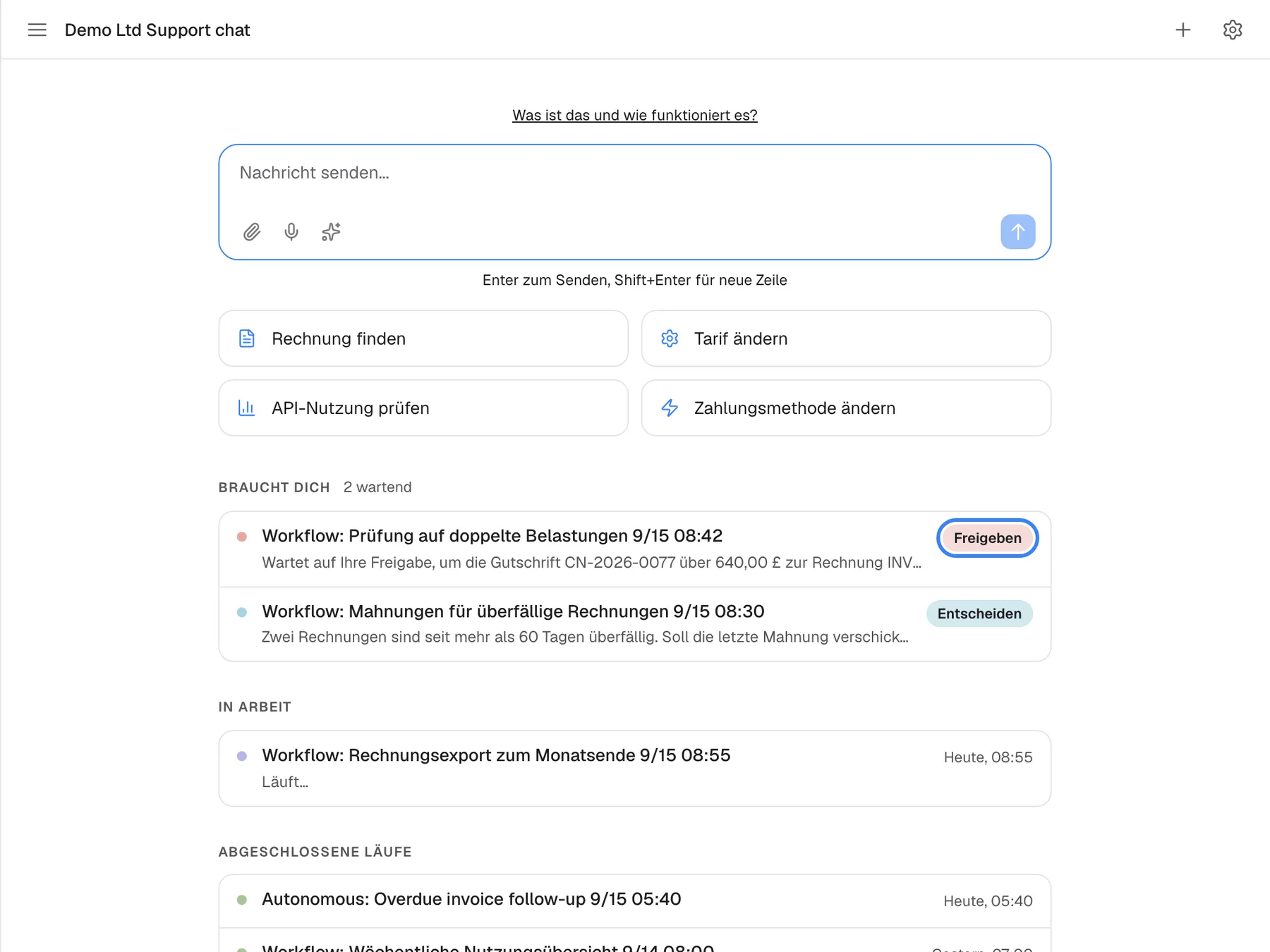 Der Assistent in einem breiten Fenster, in dem der Startbildschirm auch Hintergrundläufe zeigt. Unter „BRAUCHT DICH“ mit „2 wartend“ stehen „Workflow: Prüfung auf doppelte Belastungen 9/15 08:42“, ein im Portal mit „Jetzt ausführen“ gestarteter Lauf, der auf die Freigabe der Gutschrift CN-2026-0077 wartet, mit der roten Schaltfläche „Freigeben“, hervorgehoben, und „Workflow: Mahnungen für überfällige Rechnungen 9/15 08:30“, der eine Frage stellt und die Schaltfläche „Entscheiden“ hat. Darunter folgen „IN ARBEIT“ und „ABGESCHLOSSENE LÄUFE“. „Freigeben“ genehmigt den wartenden Schritt direkt; „Entscheiden“ öffnet den Lauf im Kundenportal.