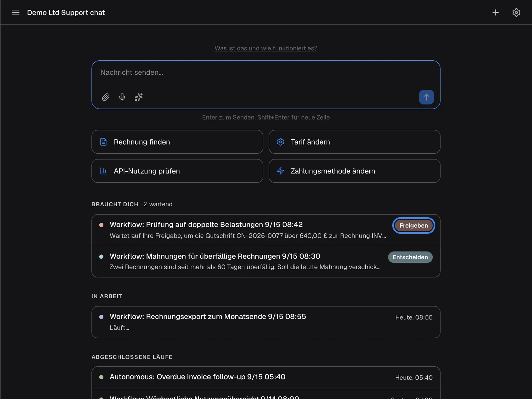 Der Assistent in einem breiten Fenster, in dem der Startbildschirm auch Hintergrundläufe zeigt. Unter „BRAUCHT DICH“ mit „2 wartend“ stehen „Workflow: Prüfung auf doppelte Belastungen 9/15 08:42“, ein im Portal mit „Jetzt ausführen“ gestarteter Lauf, der auf die Freigabe der Gutschrift CN-2026-0077 wartet, mit der roten Schaltfläche „Freigeben“, hervorgehoben, und „Workflow: Mahnungen für überfällige Rechnungen 9/15 08:30“, der eine Frage stellt und die Schaltfläche „Entscheiden“ hat. Darunter folgen „IN ARBEIT“ und „ABGESCHLOSSENE LÄUFE“. „Freigeben“ genehmigt den wartenden Schritt direkt; „Entscheiden“ öffnet den Lauf im Kundenportal.