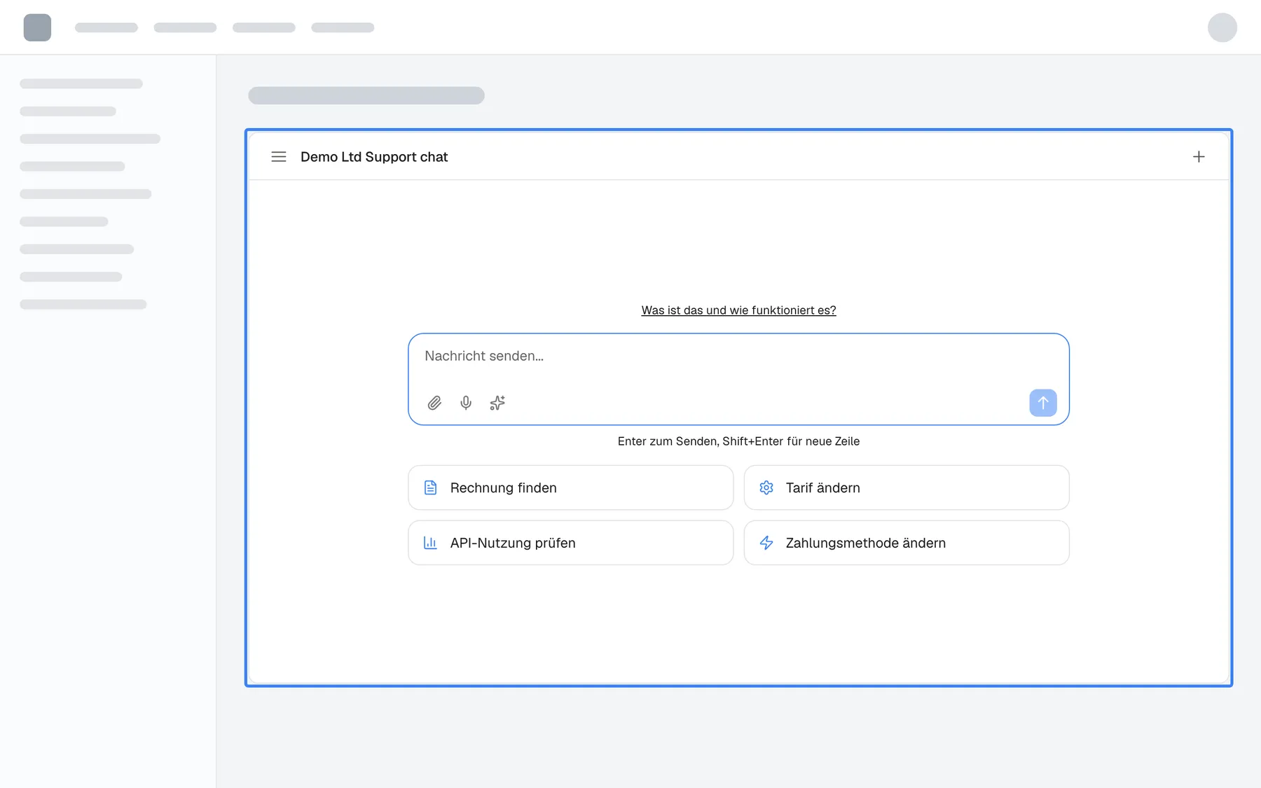 Das Produkt des Anbieters mit dem direkt in die Seite eingebauten Assistenten, hervorgehoben, in einem großen Kasten unter der Seitenüberschrift. Die Kopfzeile zeigt das Menüsymbol, den Titel „Demo Ltd Support chat“ und ein Plus-Symbol. Weil der Kasten breit ist, steht das Eingabefeld „Nachricht senden...“ in der Mitte mit dem Hinweis „Enter zum Senden, Shift+Enter für neue Zeile“, und die vier Schnellstart-Karten „Rechnung finden“, „Tarif ändern“, „API-Nutzung prüfen“ und „Zahlungsmethode ändern“ stehen zweispaltig darunter.