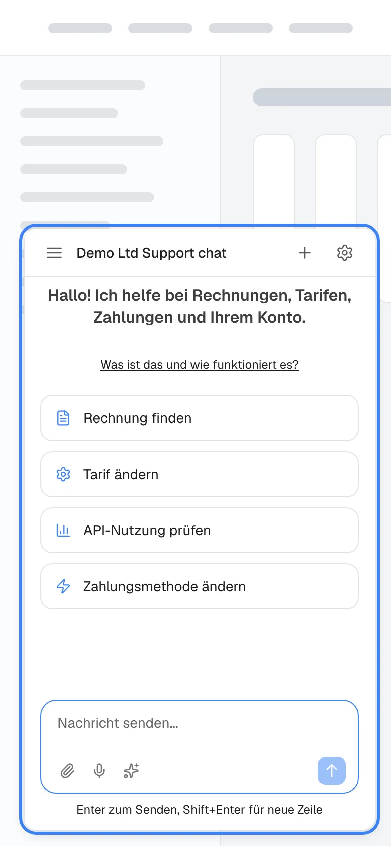 Das Produkt des Anbieters auf einem Bildschirm in Telefongröße mit geöffnetem Assistenten, hervorgehoben. Ein eigenes Mobil-Layout gibt es nicht: Das Fenster wird einfach kleiner und lässt einen Rand frei. Es zeigt den Titel „Demo Ltd Support chat“, den Willkommenstext, den Link „Was ist das und wie funktioniert es?“, vier Schnellstart-Karten und das Eingabefeld „Nachricht senden...“. Die graue Seite bleibt an den Rändern sichtbar.