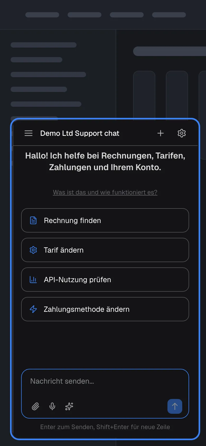 Das Produkt des Anbieters auf einem Bildschirm in Telefongröße mit geöffnetem Assistenten, hervorgehoben. Ein eigenes Mobil-Layout gibt es nicht: Das Fenster wird einfach kleiner und lässt einen Rand frei. Es zeigt den Titel „Demo Ltd Support chat“, den Willkommenstext, den Link „Was ist das und wie funktioniert es?“, vier Schnellstart-Karten und das Eingabefeld „Nachricht senden...“. Die graue Seite bleibt an den Rändern sichtbar.