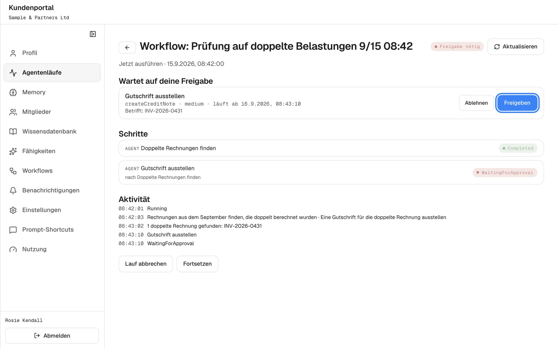 Das Kundenportal mit dem Lauf „Workflow: Prüfung auf doppelte Belastungen 9/15 08:42“, Status „Freigabe nötig“. Unter „Wartet auf deine Freigabe“ zeigt der Schritt „Gutschrift ausstellen“ die Zeile „createCreditNote · medium · läuft ab 16.9.2026, 08:43:10“ und „Betrifft: INV-2026-0431“, mit den Schaltflächen „Ablehnen“ und „Freigeben“, Letztere hervorgehoben. Darunter folgen die Schritte und das Aktivitätsprotokoll. Eine wartende Freigabe läuft nach 24 Stunden ab; der Schritt wird dann übersprungen.