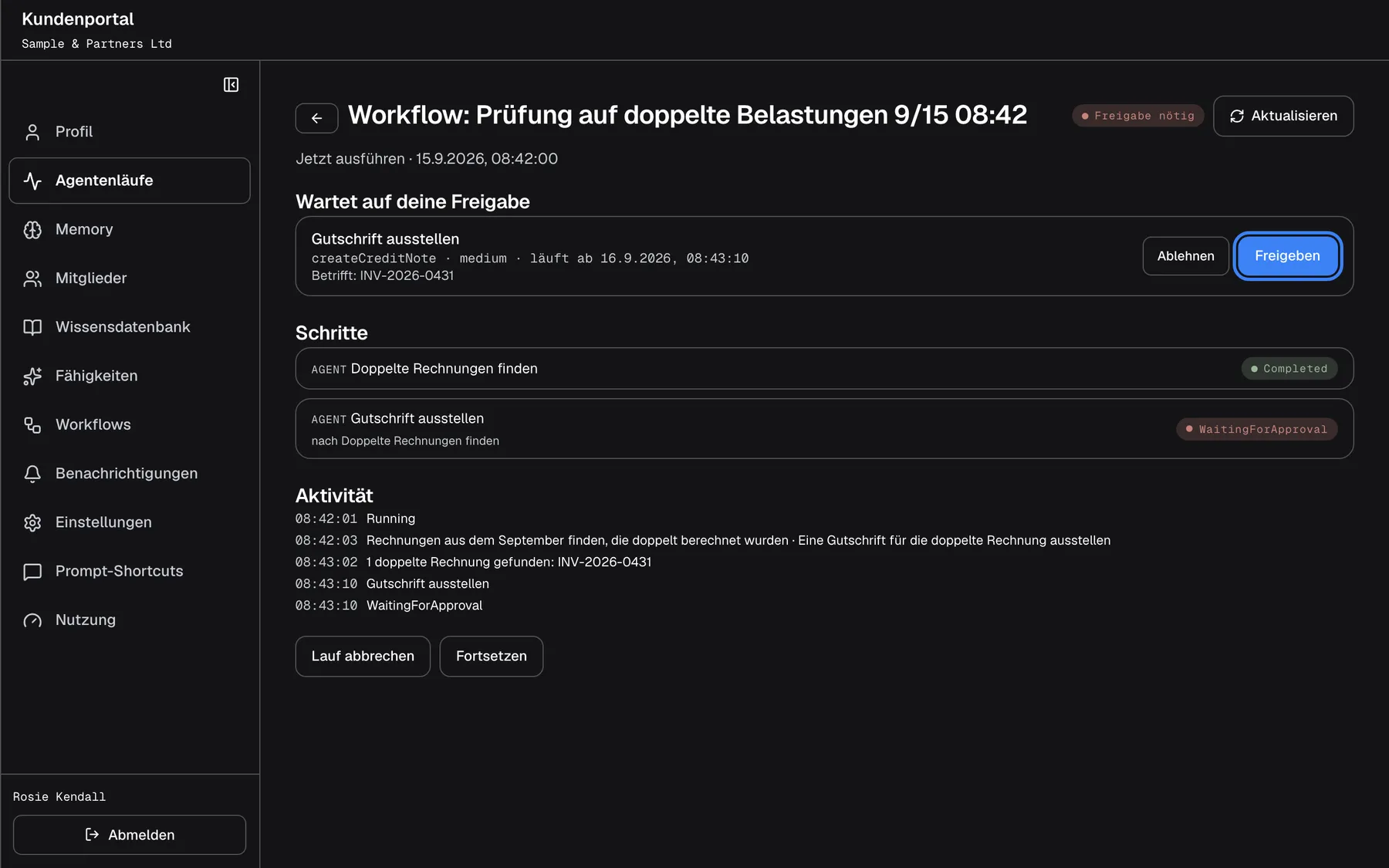 Das Kundenportal mit dem Lauf „Workflow: Prüfung auf doppelte Belastungen 9/15 08:42“, Status „Freigabe nötig“. Unter „Wartet auf deine Freigabe“ zeigt der Schritt „Gutschrift ausstellen“ die Zeile „createCreditNote · medium · läuft ab 16.9.2026, 08:43:10“ und „Betrifft: INV-2026-0431“, mit den Schaltflächen „Ablehnen“ und „Freigeben“, Letztere hervorgehoben. Darunter folgen die Schritte und das Aktivitätsprotokoll. Eine wartende Freigabe läuft nach 24 Stunden ab; der Schritt wird dann übersprungen.